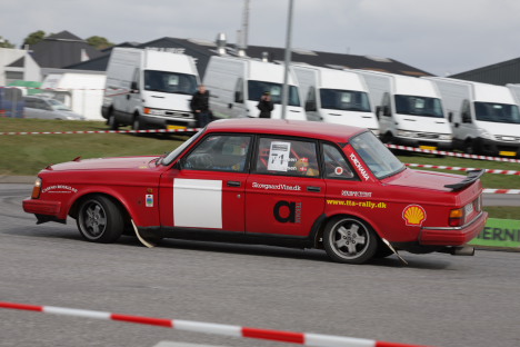 Erik Larsen og Morten Larsen i deres Volvo 244 GLE.
(Foto: Motorsporten.dk)